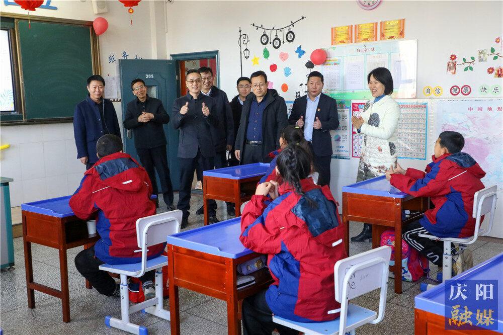 【攝影報道】慶陽市銀行業協會向慶陽特殊教育學校捐贈棉服